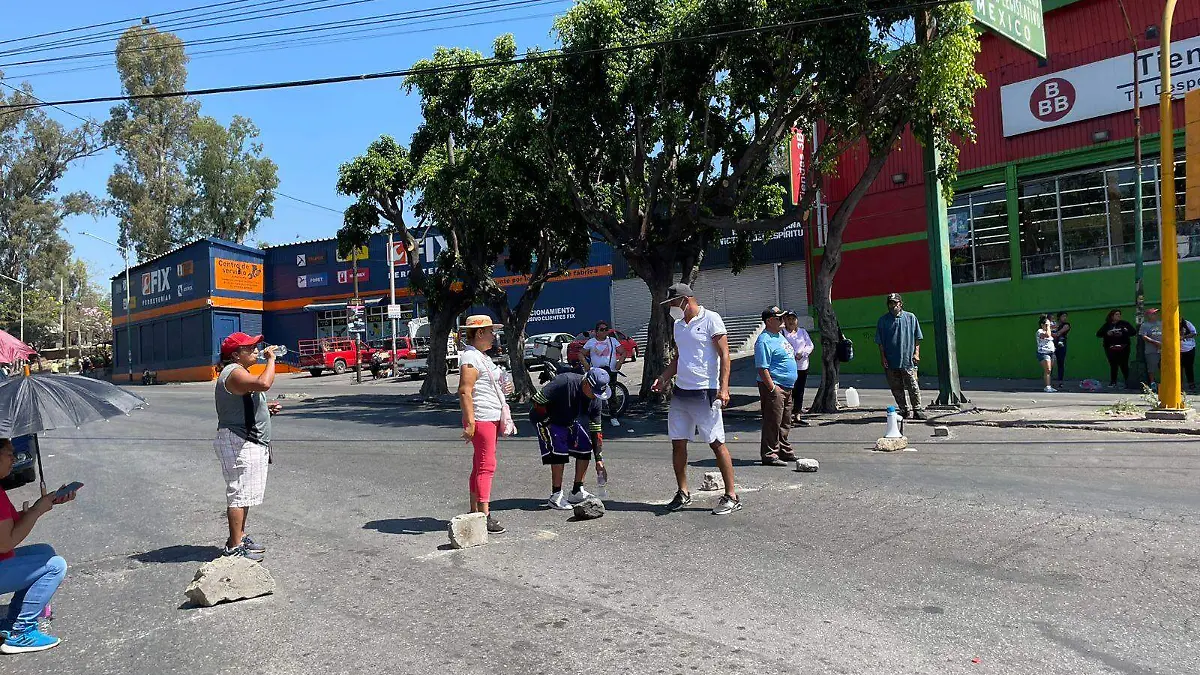 LUIS-F5EN Continúan sin agua los vecinos de los Patios de la Estación de Cuernavaca (2)